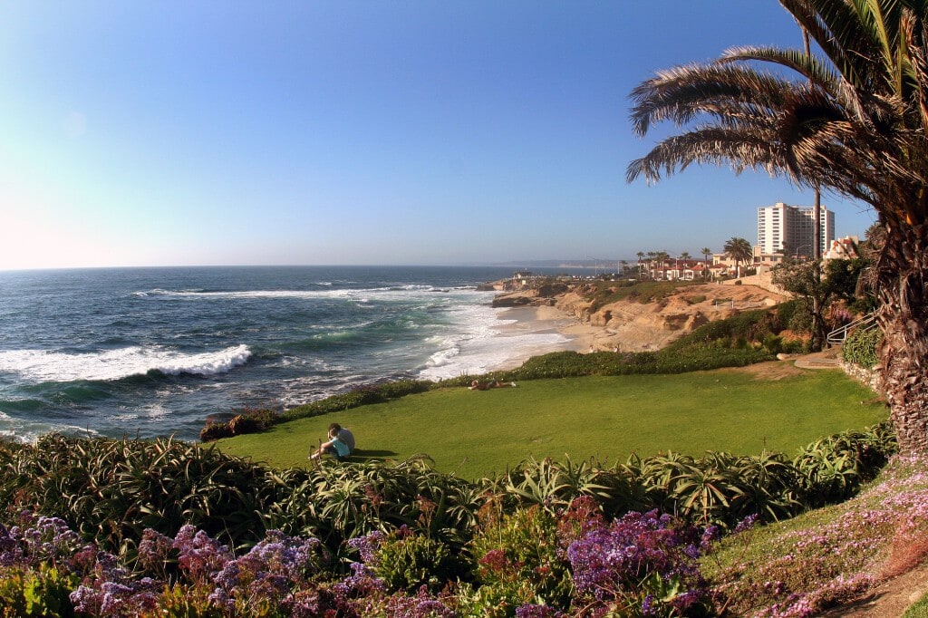 La Jolla Couple on Lawn Over Coves  Courtesy Joanne DiBona SanDiego.org