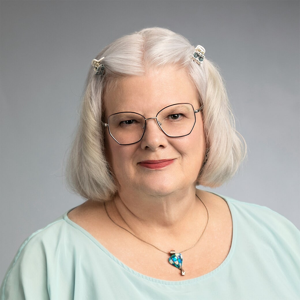 headshot Dawn Stevens